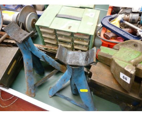 Small metal bench vice, pair of blue axle stands, large breaker bar etc