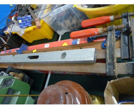 Boxed workbench/vice, metal Salmens spirit level and metal and wood sash clamps