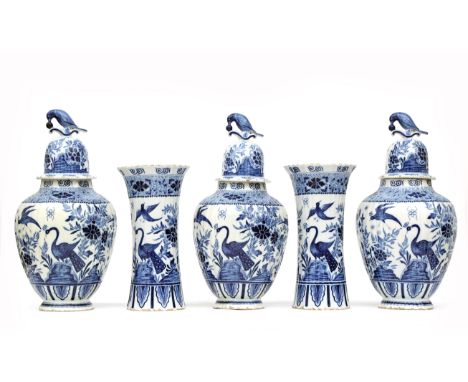  A 5-piece blue and white delftware garniture consisting of three covered jars and two vases. 1750-1774. Marked with D.PAUW H