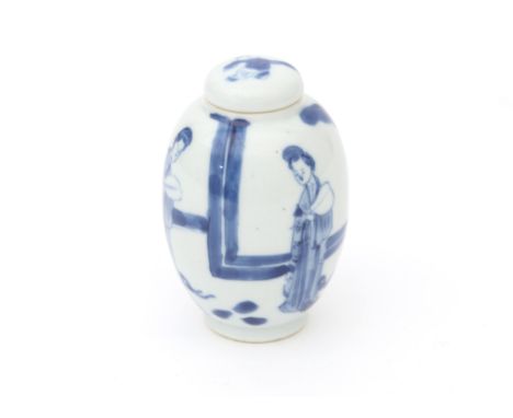 A porcelain Kangxi tea caddy, China, 1st quarter 18th century. With blue-and-white decor of 'Lange Lijzen'/ Long Elizas'. Mar