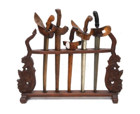 An Indonesian Ploncon or standard for Krissen with 5 Krissen from the 19th or 20th century. The ploncon is decorated with ca