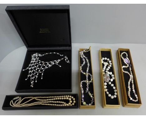 A collection of pearl jewellery 