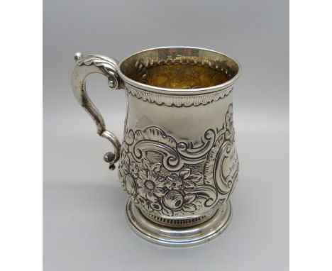 A Georgian silver mug, London 1765, 231g 