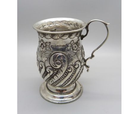 An embossed silver mug, Sheffield 1904, 114g 