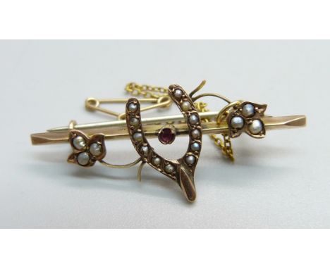 A 9ct gold and seed pearl wishbone brooch, 2.5g 