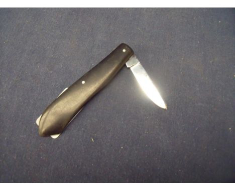 Unusual small bladed pocket knife with 1 3/4 inch blade engraved Saynor Sheffield, with tapering arrow head grip 