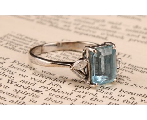 18ct white gold approx. 2.80ct Aquamarine and diamond ring, the emerald cut medium blue Aquamarine measures approx. 2.80ct, t