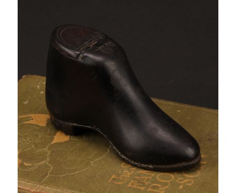 A George III leather novelty snuff box, as a shoe, hinged cover, brass pinwork to heel, 9.5cm long, early 19th century