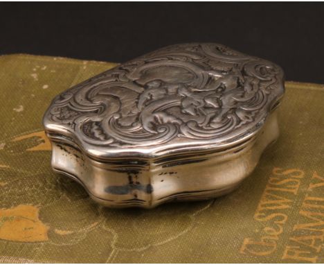 An 18th century silver serpentine snuff box, hinged cover in relief with a scene from Classical antiquity, 7cm wide, unmarked