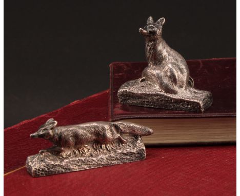 A pair of Edwardian cast silver novelty menu holders, each cast as a fox, the widest 7cm, Garrard &amp; Co, London 1909