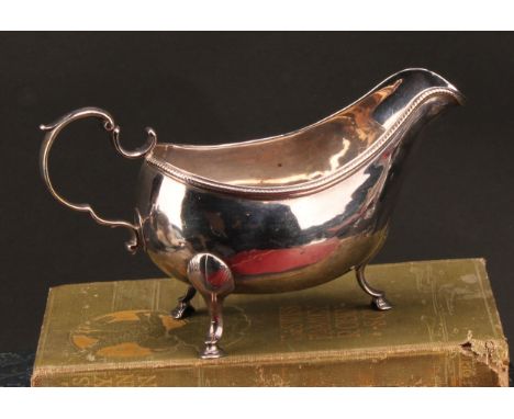 A George III Irish silver sauceboat, acanthus-capped scroll handle, beaded rim, hoof feet with shells to knees, 17cm long, Du
