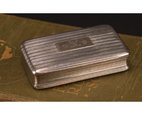 A George IV silver rounded rectangular snuff box, engine turned in horizontal bands, hinged cover, gilt interior, 8cm wide, g