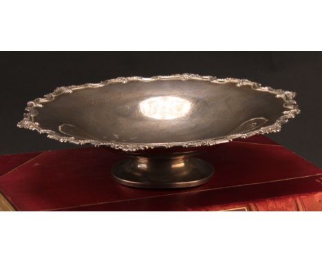 An Elizabeth II silver shaped circular pedestal comport, Chippendale border, 28cm diam, Adie Brothers Ltd, Birmingham 1960, 4