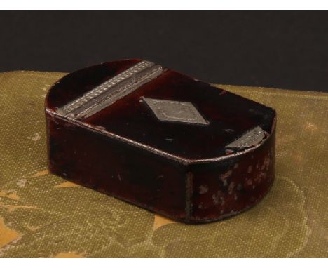 A George III toleware snuff box, decorated in faux tortoiseshell, bright-cut borders, 5.5cm long, c.1800