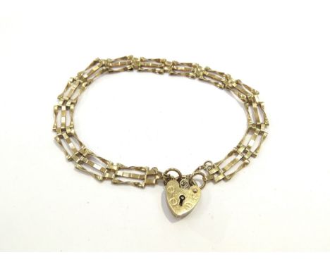 A 9ct gold gate bracelet, 17cm long, 3.9g