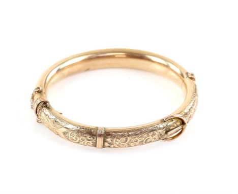 Edwardian gold buckle bangle, engraved with scrolling motif and ivy leaf detailing, in 9 ct yellow gold, hallmarked Chester 1