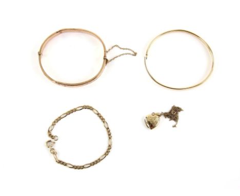 Group of 9 ct gold jewellery including a plain gold bangle, a hinged bangle with engraved detail to the outer edge, inside di