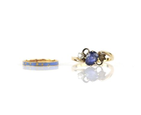 Sapphire and diamond twist ring, set with a central oval cut sapphire, estimated weight 1.36 carats, and old cut diamond, rin