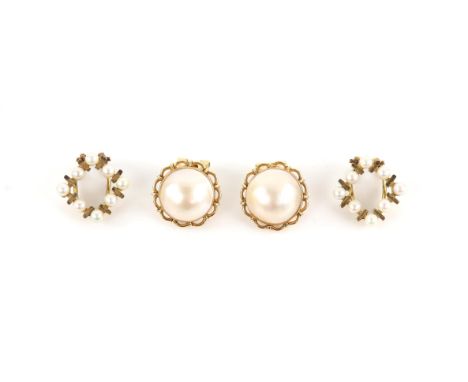 Two set of pearl earrings, one pair is set in stamped 14 ct yellow gold with a mabe pearl in the centre with an approximate d