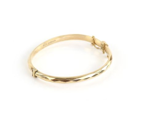 Vintage hinged bangle, diamond cut design to the outer edge, mounted in 9 ct gold, hallmarked Birmingham 1976, with a box cla
