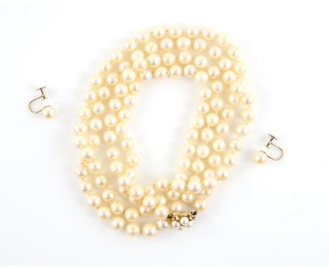 Single row cultured pearl necklace, one hundred and sixteen 7.5-7.85mm cultured cream pearls, strung knotted with a garnet an