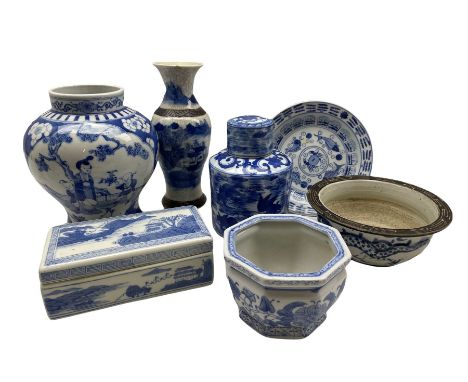 20th century Chinese blue and white tea caddy decorated with fish, H18.5cm, rectangular box and cover, Chinese crackle glazed