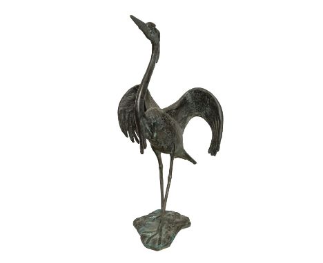 Lebensgroße Brunnenfigur "Kranich", 20. Jh. Metallguss in Bronzeart patiniert, Figur eines schreitenden Kranichs auf struktur