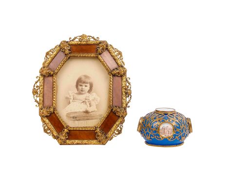 Konvolut KLEINANTIQUITÄTEN: Bilderrahmen und Paperweight, je Ende 19. Jh., 1x oktogonaler Standbilderrahmen mit Kinderfoto, g