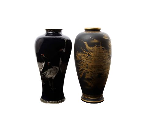 2 Vasen. JAPAN, um 1900: 1.) Vase aus Satsuma-Keramik. Der krakelierte, beigefarben glasierte Scherben zeigt eine feine Goldm