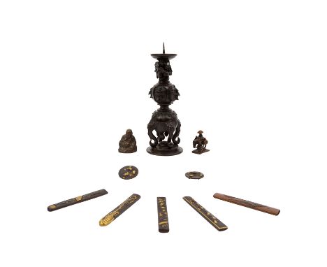 Gemischtes Konvolut 10-tlg.: 1.) 5 Kozuka, L: ca. 9,5 cm. 2.) 2 Menuki, D: ca. 3, 5 cm. 3.) Kerzenleuchter aus Bronze, fein v