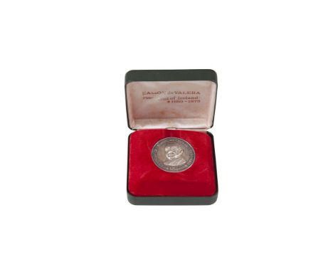 A COMMEMORATIVE EAMON DE VALERA WHITE METAL MEDALLION, with portrait bust in high relief encircled by 'Eamon de Valera Uachta