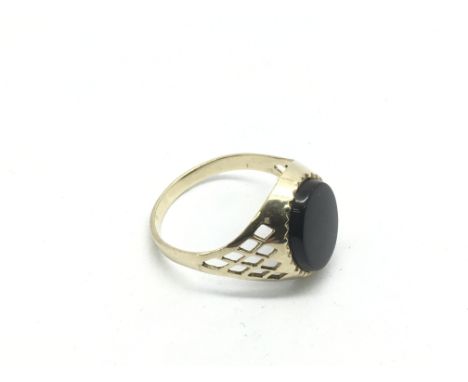 A 9ct gold gents ring set with onyx, approx 2.5g and approx size R-S.