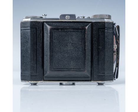 A high-quality medium-format folding camera. Features a sharp Kodak Anastigmat lens paired with a Compur-Rapid shutter, allow