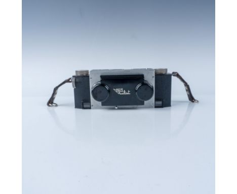 This lot features a David White Stereo Realist 35mm camera, a highly collectible piece popular among enthusiasts of vintage s