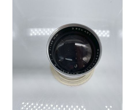 This auction lot features a vintage Rodenstock Rotelar R 1:4 lens with a 135mm focal length and maximum f/4 aperture. Renowne