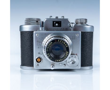This vintage Samoca 35mm camera is a prime example of mid-20th century Japanese camera craftsmanship. Manufactured by Samoca,
