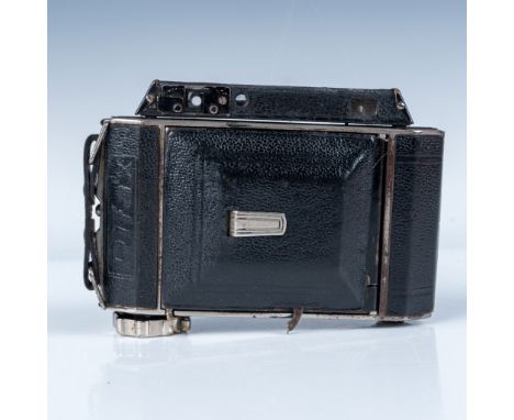 This is a vintage Zeiss Ikon Nettar folding camera equipped with a Rifax Compur shutter and a Novar-Anastigmat 1:4.5/75mm len