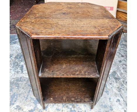 Small vintage oak Art Deco style magazine table. Approx. 53 x 46 x 46cms
reasonable used condition with scuffs scratches etc