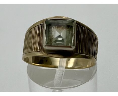 Goldring mit grünem Amethyst, 333er Gelbgold, Größe 59. Breiter Goldring mit mittig eingelassenem grünem Amethyst. 3,17g.Stan