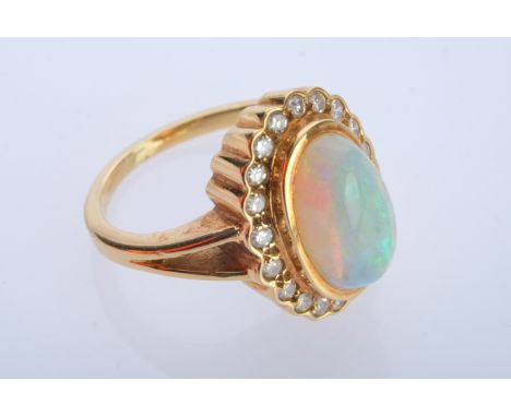 Opal-Ring mit 20 Brillanten, Gelbgold 750.Besetzt mittig mit Opal, dieser mit sehr schöner Strahlkraft, flankiert von 20 Bril