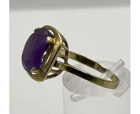 Goldring mit Amethyst, 585er Gelbgold, Größe 61. Amethyst in ästhetischer Goldfassung, an der Seite des Amethysts ist ein Stü