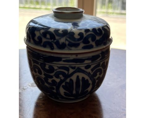 Deckelgefäß in Blau-Weiß, wohl Kangxi-Periode, China.Runde Dose, am Abschluss des Deckels und des Knaufs brauner Dekor-Streif