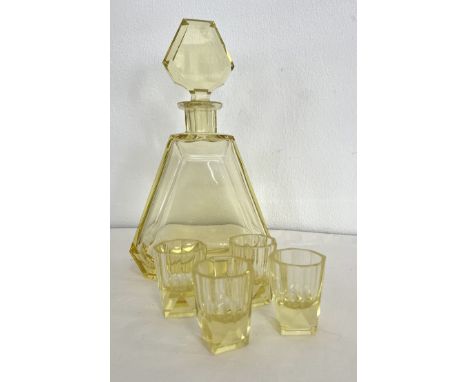 Moser Art Déco Karaffe mit Stöpsel und vier Schnapsgläser, Tschechoslowakei. Gelbes geschliffenes Glas. Höhe Karaffe 26 cm, H