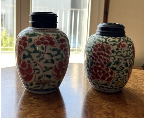 Zwei Famille Verte Jars, wohl Kangxi Periode (1663-1723), China.Reiches Dekor in Grün, Rot und Gelb.Handgemalte Keramik. Jewe