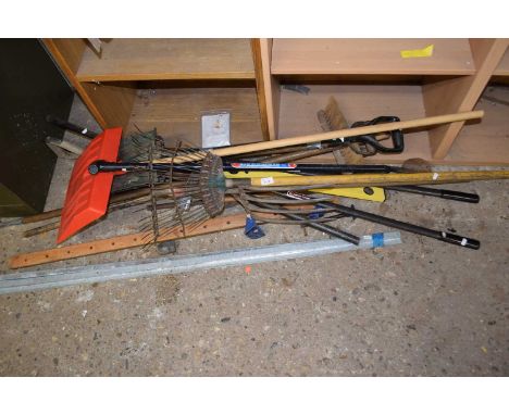 Mixed lot of various garden hand tools