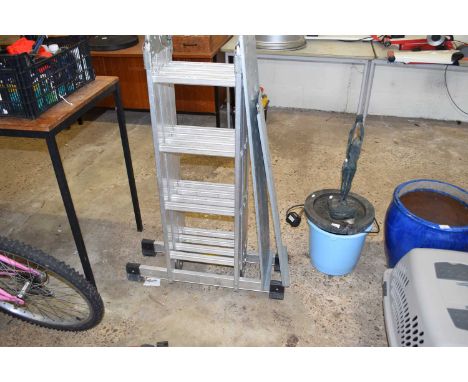 Aluminium adjustable ladder together with a ramp