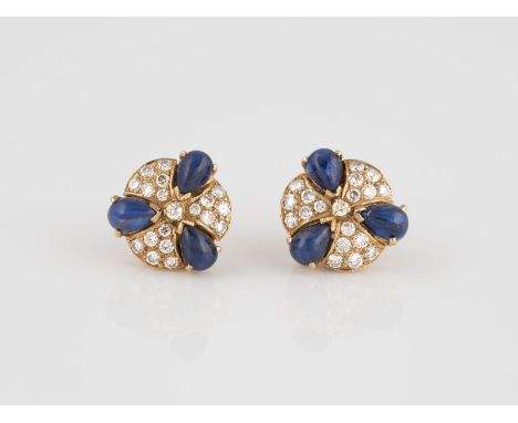 PAAR OHRSTECKER Gelbgold. D. ca. 1,4 cm, Ges.-Gew. ca. 7,1 g. Geprüft 18 K. Zusammen sechs tropfenförmige Saphir-Cabochons, z