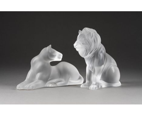 LALIQUELÖWE UND LÖWIN Frankreich, 2. Hälfte 20. Jh. Farbloses Kristallglas, gepresst, satiniert. 20x20x8 cm (Löwe), 14x25x9 c