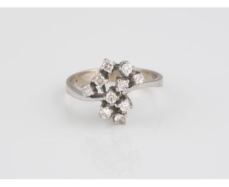 RING Gelbgold, Weißgold. Ringmaß ca. 52, Ges.-Gew. ca. 3,7 g. Gest. 585. 10 Brillanten, zusammen ca. 0,30 ct. Part. minimalst
