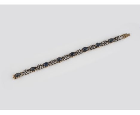 ARMBAND Gelbgold, Silber. L. 16,5 cm, Ges.-Gew. ca. 13,0 g. Gold geprüft 14 K. Acht ovale Saphir-Cabochons, zusammen ca. 13,0